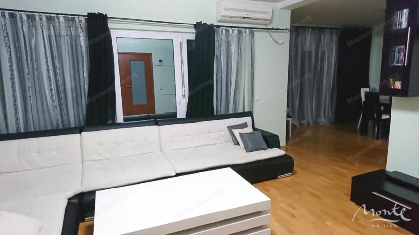 Prostrana vila na 3 sprata sa vrtom, bazenom i pogledom na more u Utehi, Bar