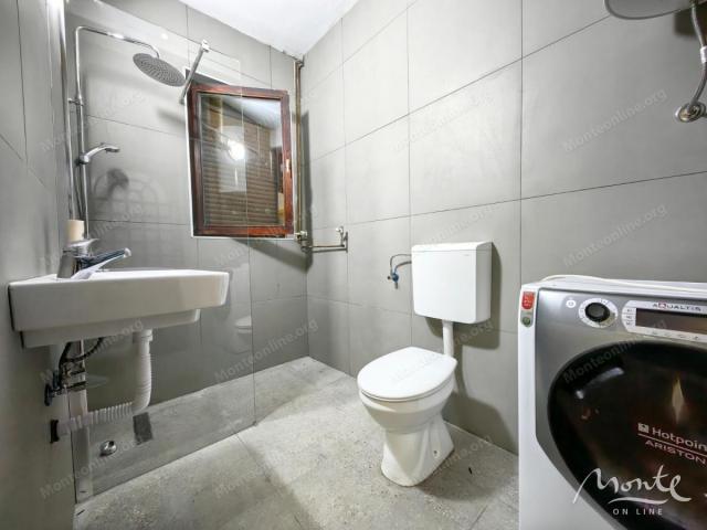 Jedinstveni kompleks od dvije kuće sa garažom i rekreacijskim prostorom pored rijeke, Kolašin