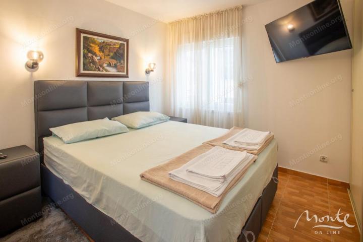 Prostran apartman sa 2 spavaće sobe i dvije terase u centru Budve