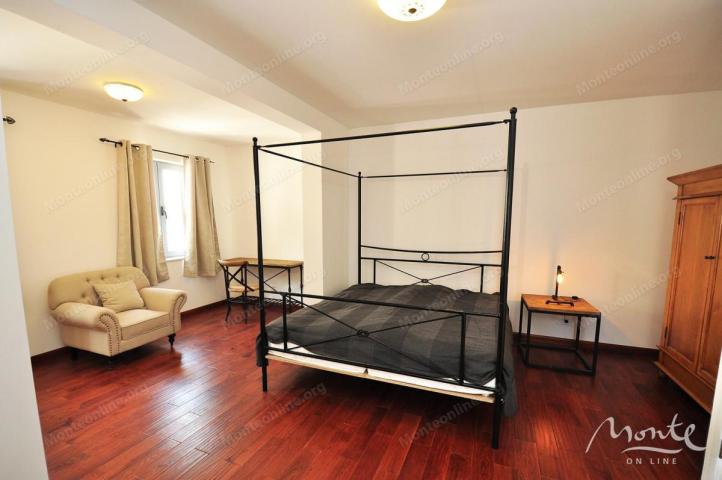 Funkcionalni apart-hotel sa bazenom i pogledom na more u Risnu