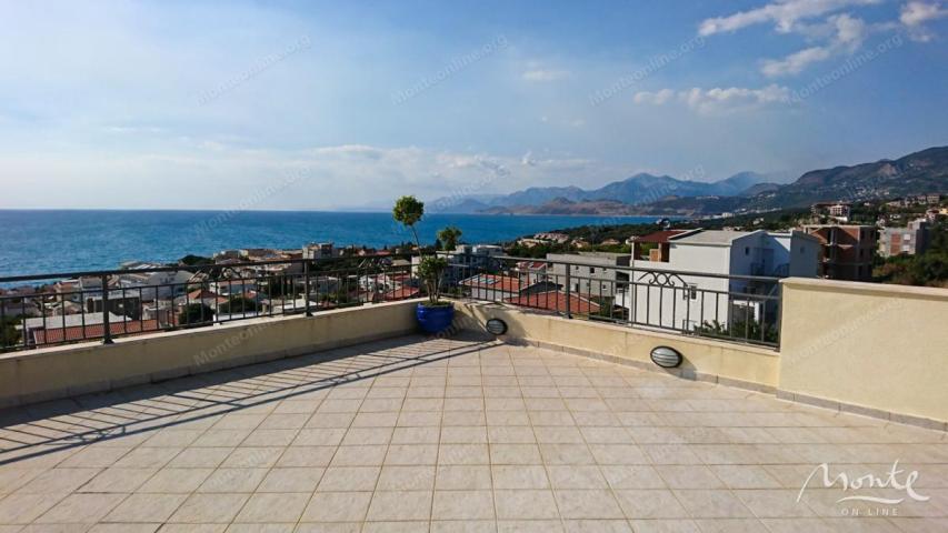 Prostrana vila na 3 sprata sa vrtom, bazenom i pogledom na more u Utehi, Bar