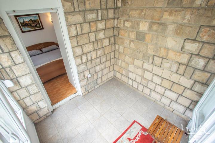 Prostran apartman sa 2 spavaće sobe i dvije terase u centru Budve