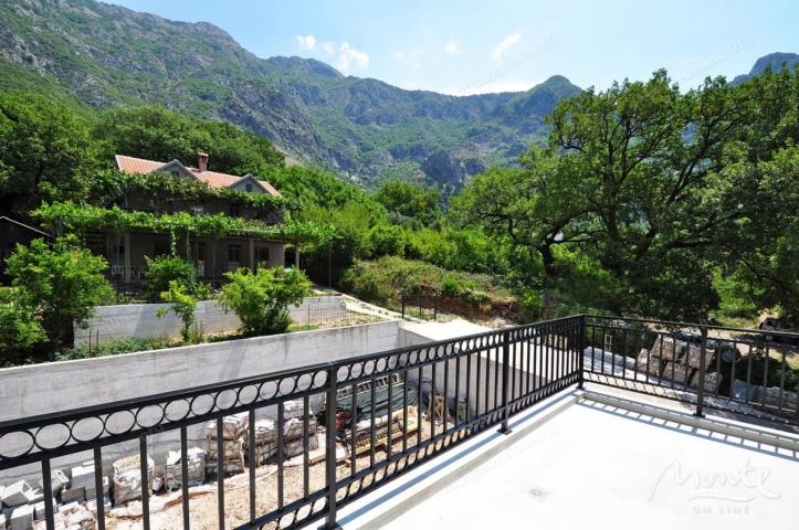 Funkcionalni apart-hotel sa bazenom i pogledom na more u Risnu