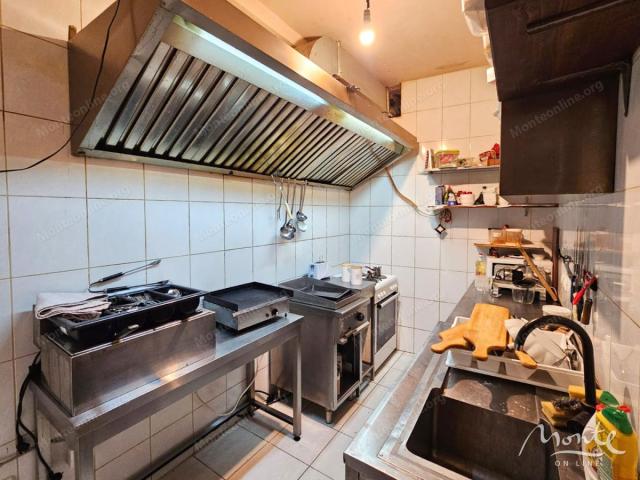 Funkcionalni restoran sa velikom terasom u centru Risna