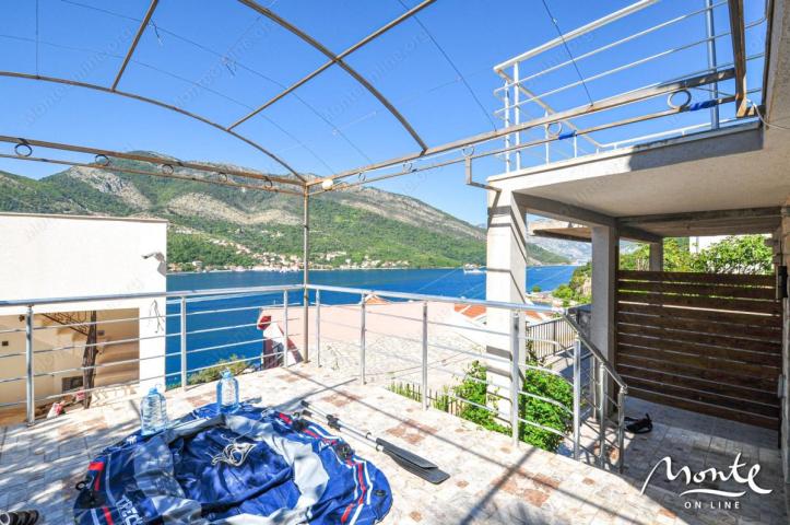 Porodična trospratna kuća sa garažom i pogledom na zaliv u Lepetanima, Tivat