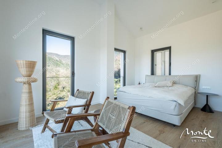 Moderna dizajnerska vila s bazenom u Tivtu, Kavač