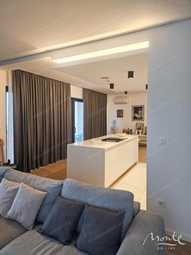 Penthouse u luksuznom kompleksu sa bazenom, Budva