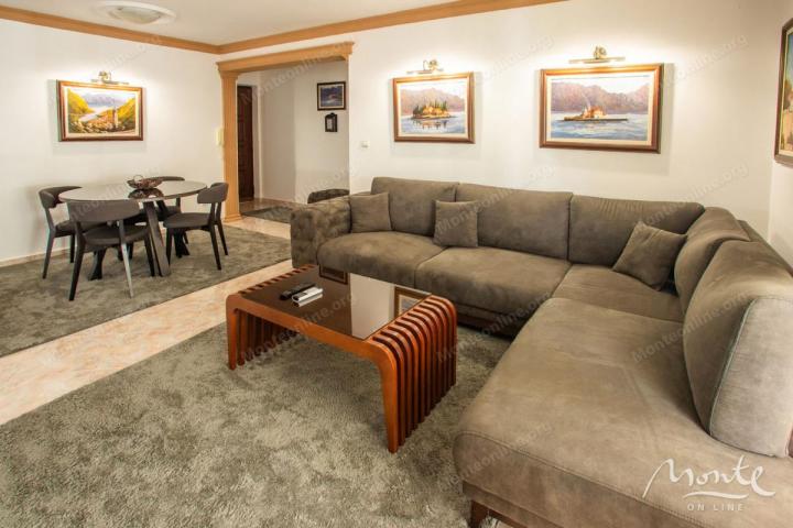 Prostran apartman sa 2 spavaće sobe i dvije terase u centru Budve
