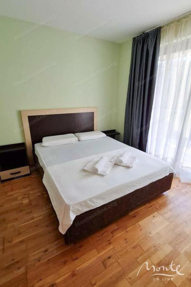 Moderan dvosoban stan u kompleksu s bazenom uz more, Pržno