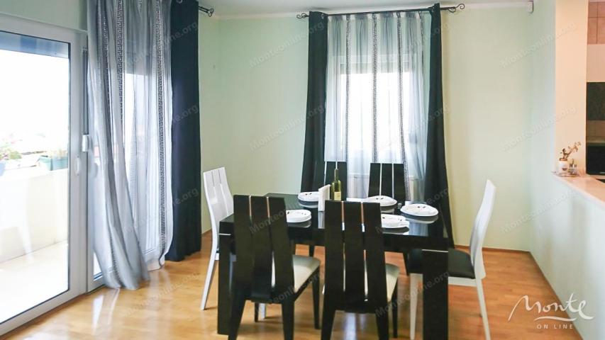 Prostrana vila na 3 sprata sa vrtom, bazenom i pogledom na more u Utehi, Bar