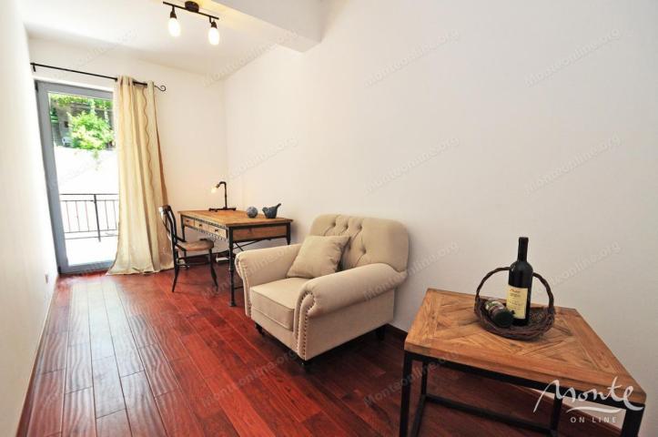 Funkcionalni apart-hotel sa bazenom i pogledom na more u Risnu