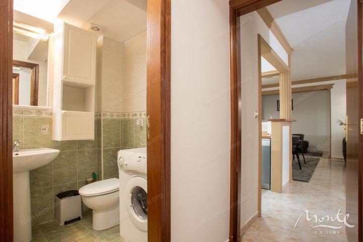 Prostran apartman sa 2 spavaće sobe i dvije terase u centru Budve