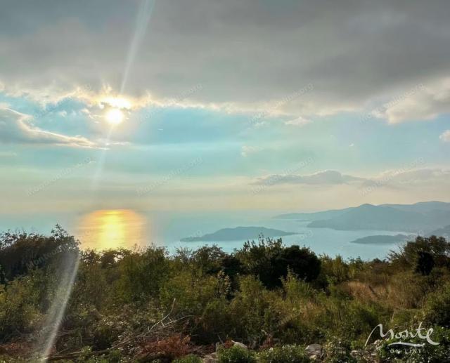 Plac u Čelobrdu s panoramskim pogledom na more