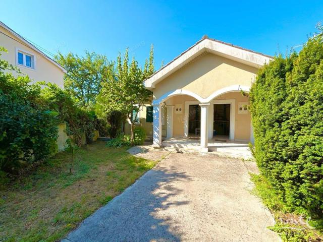 Velika, ugodna kuća s pogledom na more u Herceg Novom