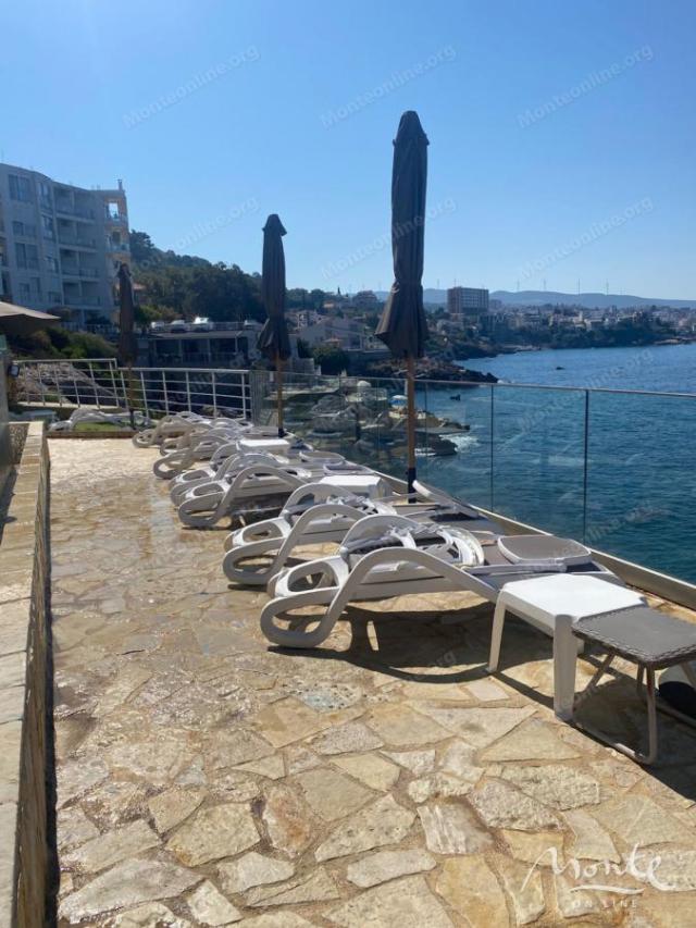 Moderan studio apartman pored mora u kompleksu sa bazenom i privatnom plažom u Dobroj Vodi