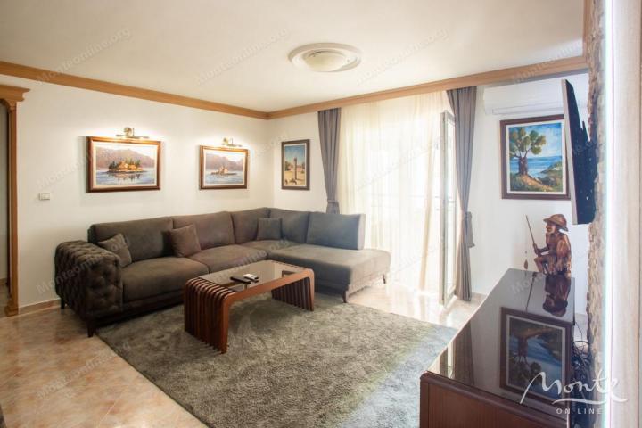 Prostran apartman sa 2 spavaće sobe i dvije terase u centru Budve