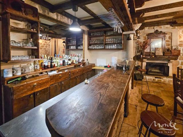 Funkcionalni restoran sa velikom terasom u centru Risna