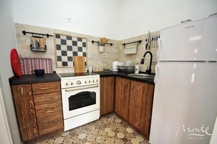 Funkcionalni apart-hotel sa bazenom i pogledom na more u Risnu