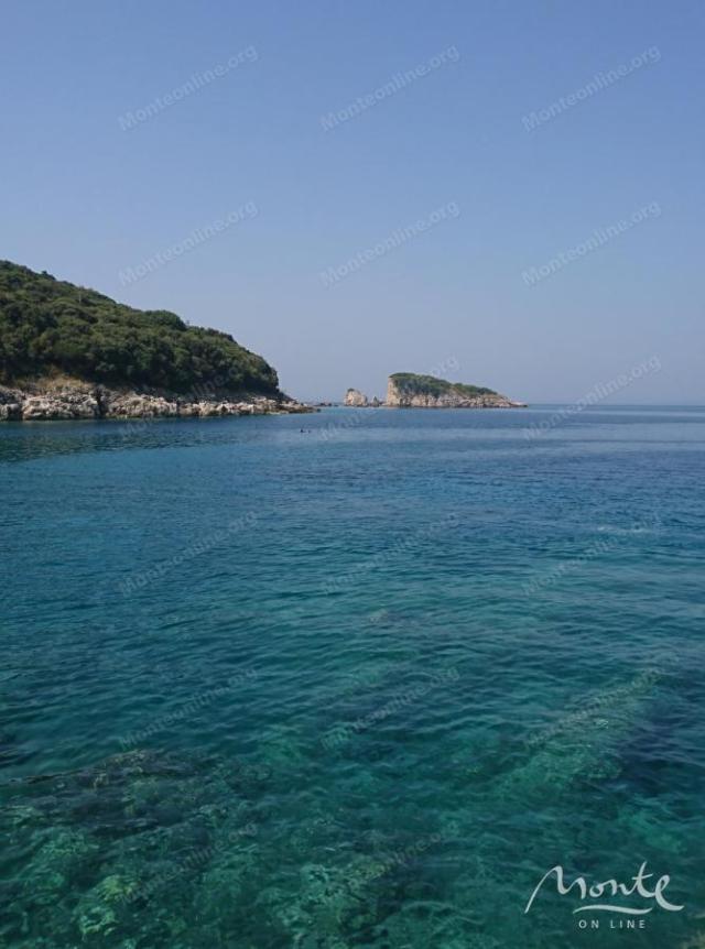 Prostrana vila na 3 sprata sa vrtom, bazenom i pogledom na more u Utehi, Bar