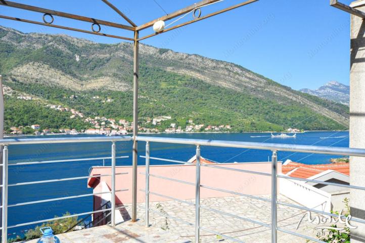 Porodična trospratna kuća sa garažom i pogledom na zaliv u Lepetanima, Tivat