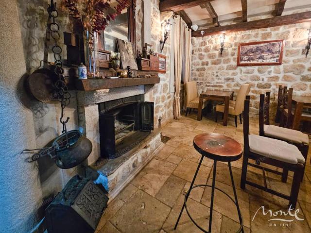 Funkcionalni restoran sa velikom terasom u centru Risna