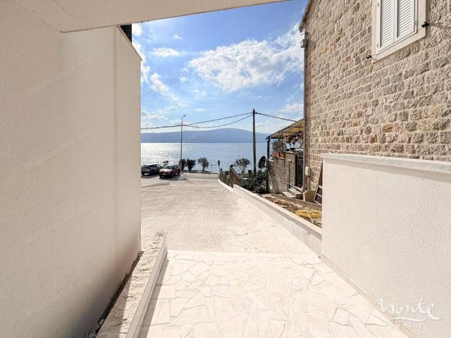 Novi jednosobni stan na obali mora u Tivtu je vrhunsko platno za vaš enterijer