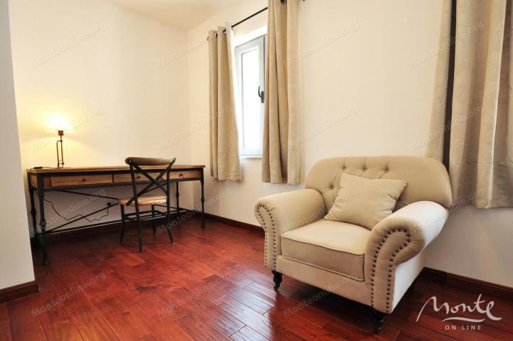 Funkcionalni apart-hotel sa bazenom i pogledom na more u Risnu