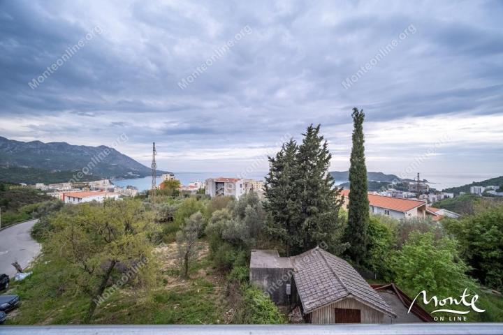 Udoban dvosoban stan s pogledom na more u Bečićima