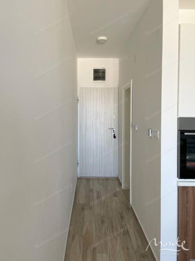 Moderan studio apartman pored mora u kompleksu sa bazenom i privatnom plažom u Dobroj Vodi