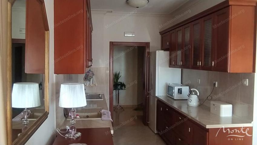 Luksuzni dvosobni apartman s panoramskim pogledom na more i hram u Baru