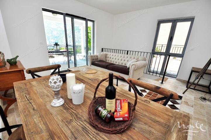 Funkcionalni apart-hotel sa bazenom i pogledom na more u Risnu