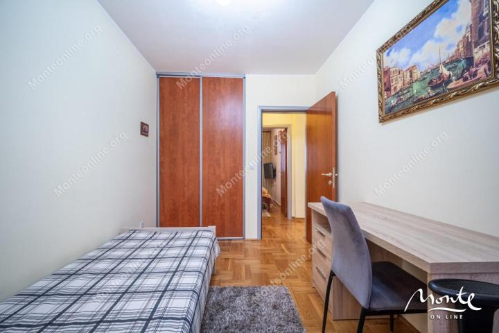 Udoban dvosoban stan s pogledom na more u Bečićima