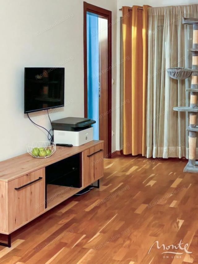 Ugodan jednosoban apartman s terasom i pogledom na planine u Budvi