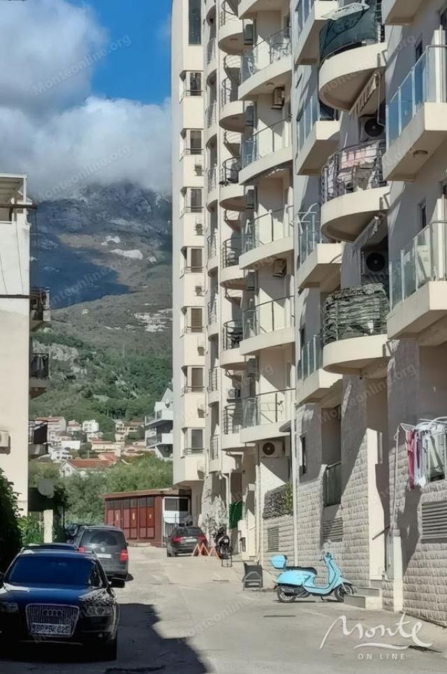 Ugodan jednosoban apartman s terasom i pogledom na planine u Budvi