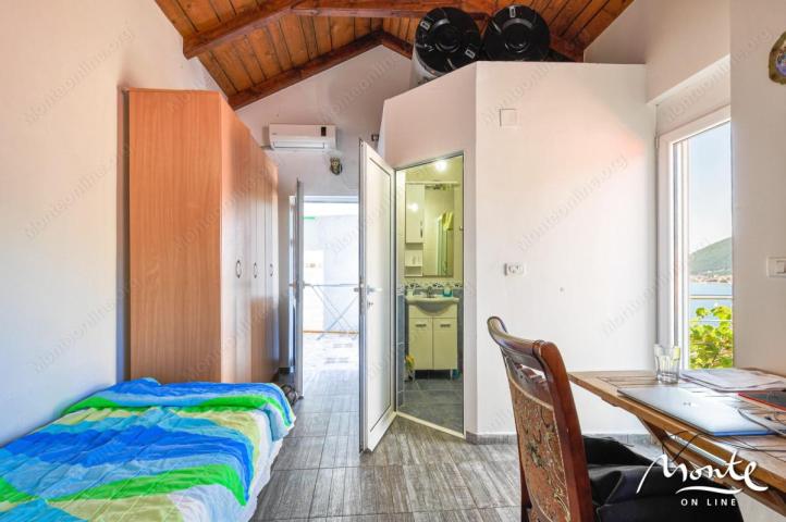 Porodična trospratna kuća sa garažom i pogledom na zaliv u Lepetanima, Tivat