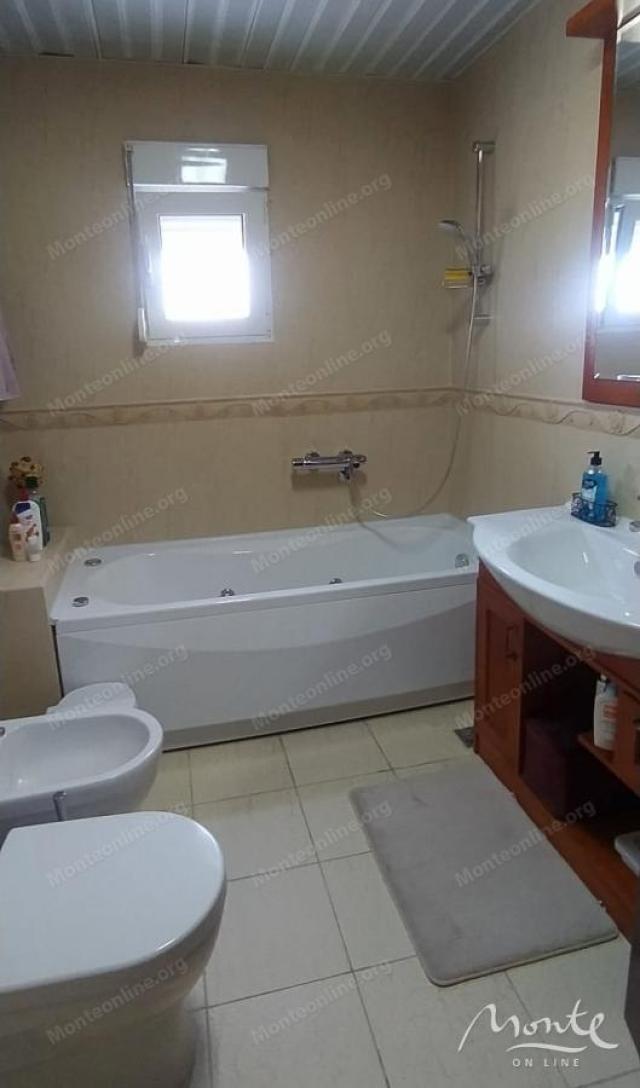 Luksuzni dvosobni apartman s panoramskim pogledom na more i hram u Baru
