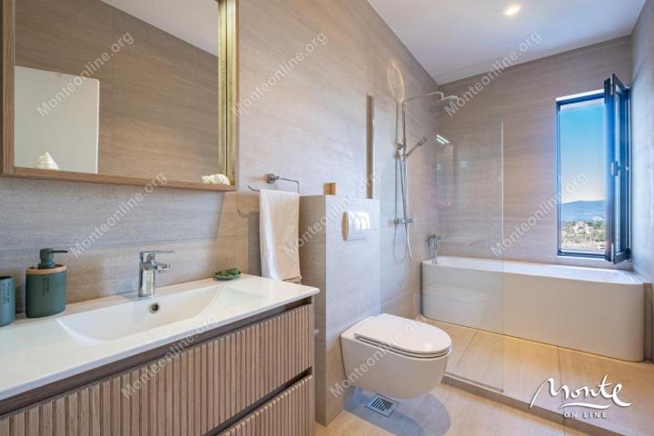 Moderna dizajnerska vila s bazenom u Tivtu, Kavač