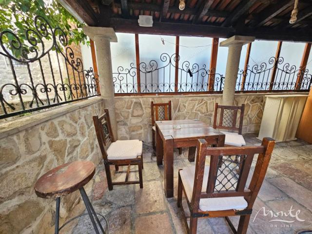 Funkcionalni restoran sa velikom terasom u centru Risna