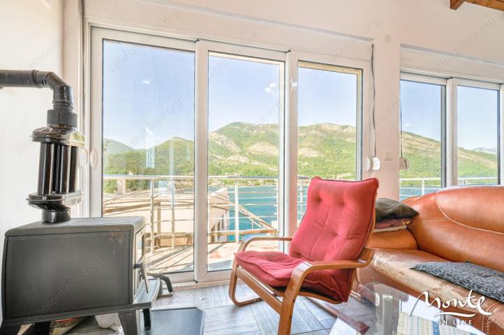 Porodična trospratna kuća sa garažom i pogledom na zaliv u Lepetanima, Tivat