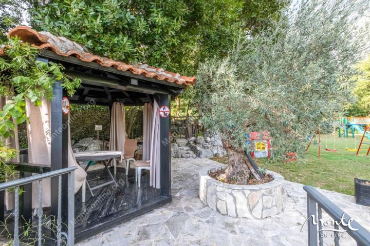 Dvospratni dupleks sa panoramskim pogledom u Orahovcu
