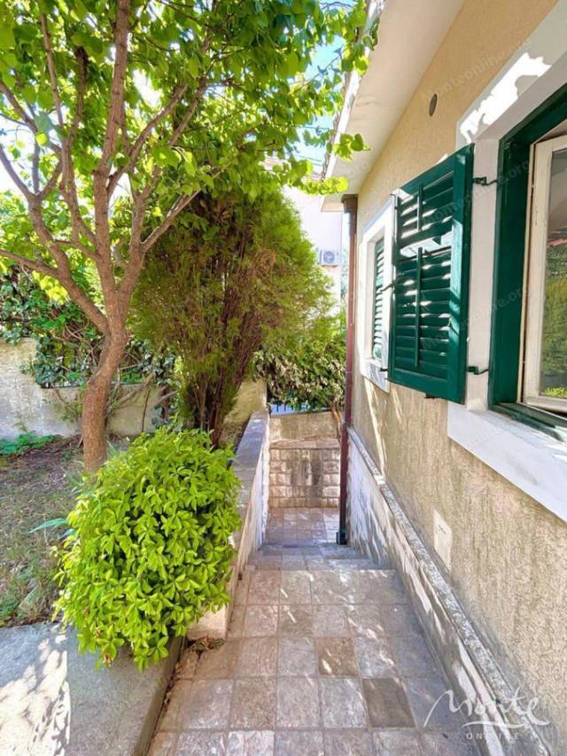 Velika, ugodna kuća s pogledom na more u Herceg Novom