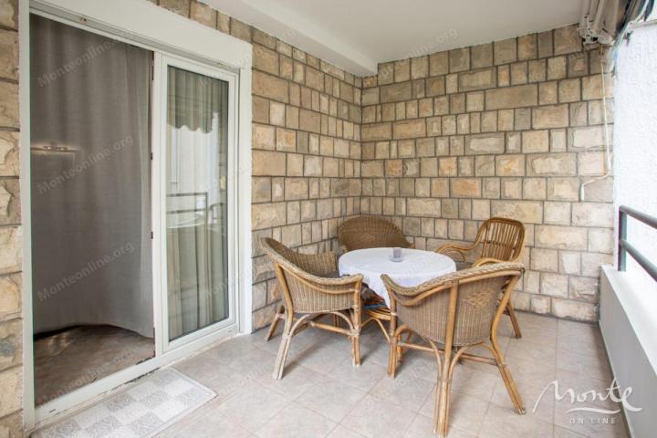 Prostran apartman sa 2 spavaće sobe i dvije terase u centru Budve