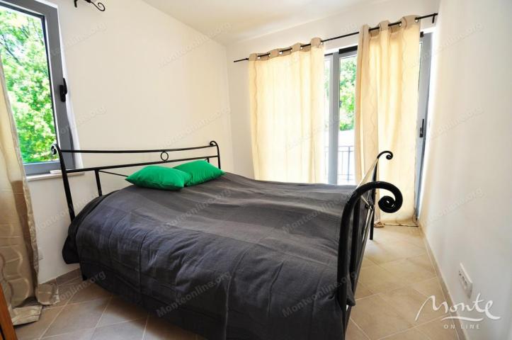 Funkcionalni apart-hotel sa bazenom i pogledom na more u Risnu