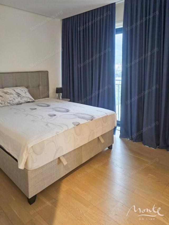 Penthouse u luksuznom kompleksu sa bazenom, Budva
