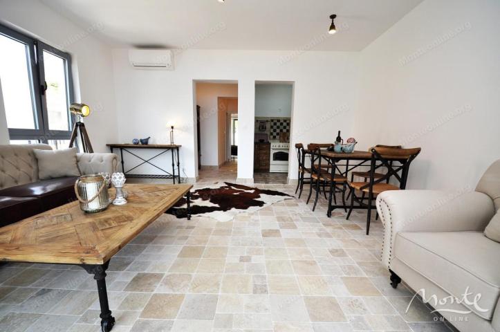 Funkcionalni apart-hotel sa bazenom i pogledom na more u Risnu