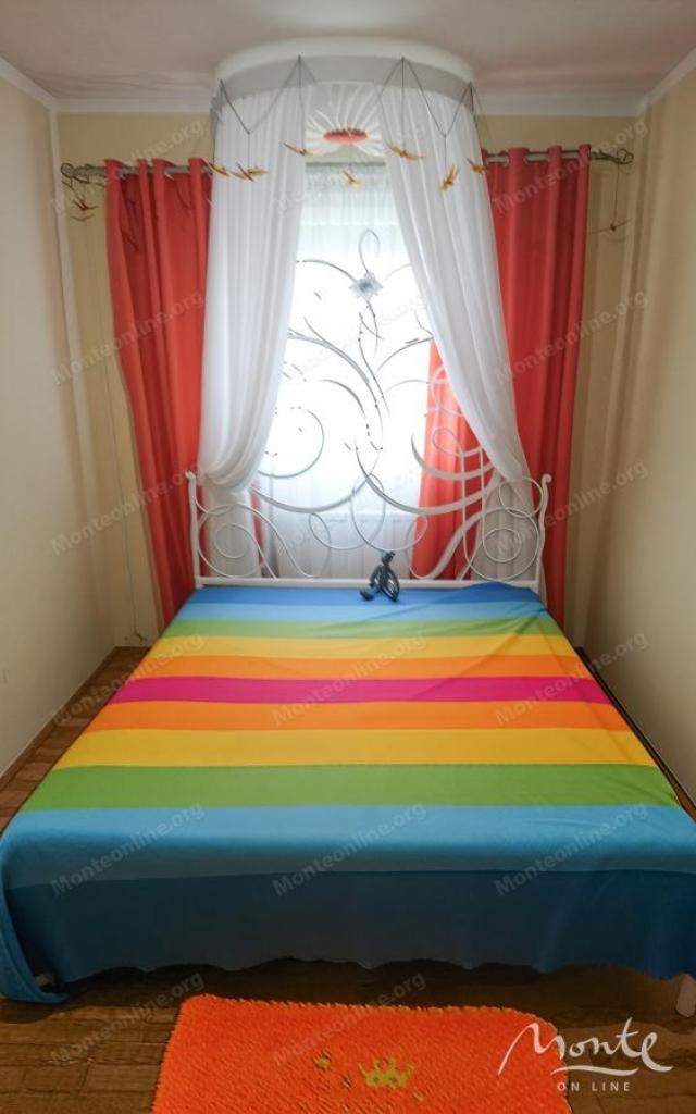 Prostrana vila na 3 sprata sa vrtom, bazenom i pogledom na more u Utehi, Bar