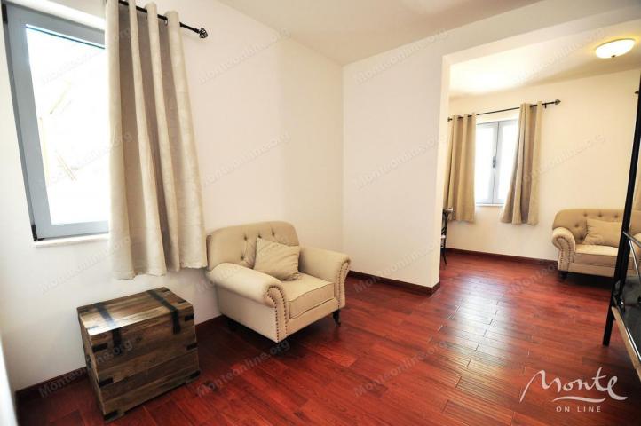 Funkcionalni apart-hotel sa bazenom i pogledom na more u Risnu
