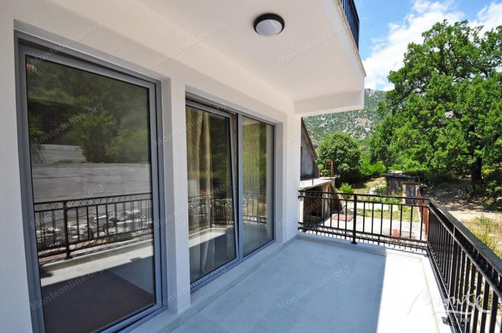 Funkcionalni apart-hotel sa bazenom i pogledom na more u Risnu