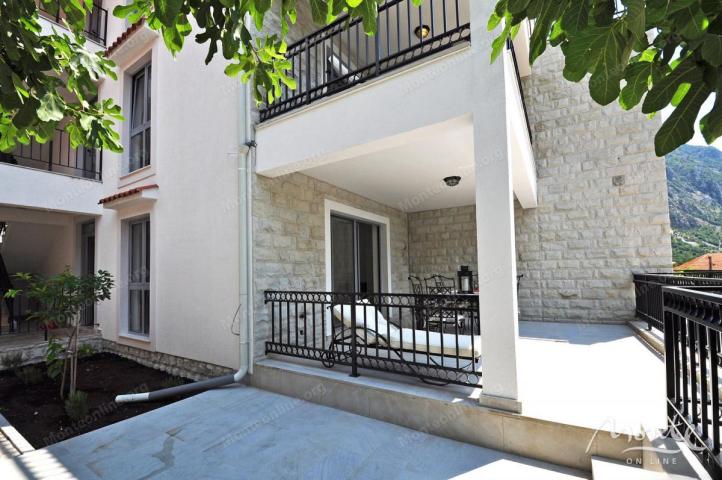 Funkcionalni apart-hotel sa bazenom i pogledom na more u Risnu