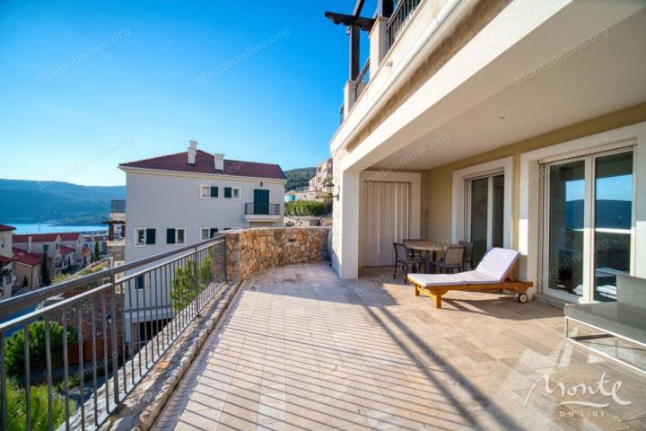Apartman sa 2 spavaće sobe, pogledom na more i vrtom u Marina Villageu, Luštica Bay